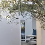 Stunning Beachfront 3br That Has It All! Ambelas
